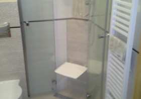 Mała łazienka z siedziskiem pod prysznicem